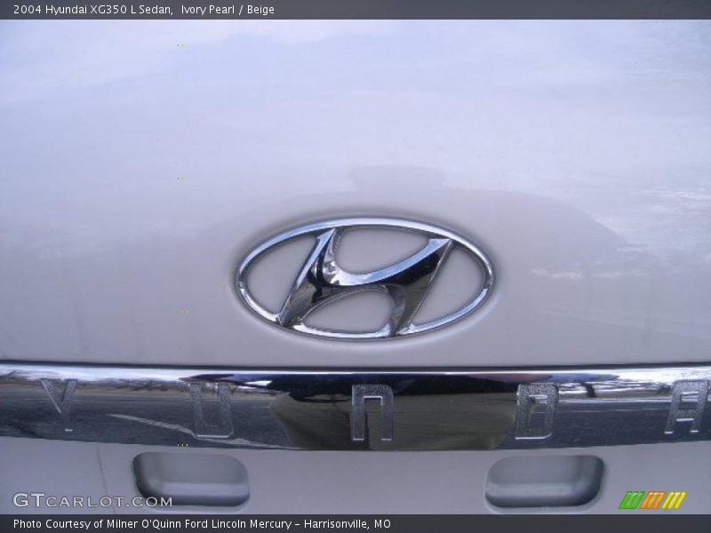 Ivory Pearl / Beige 2004 Hyundai XG350 L Sedan