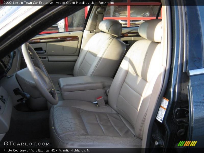 Aspen Green Metallic / Light Parchment 2002 Lincoln Town Car Executive