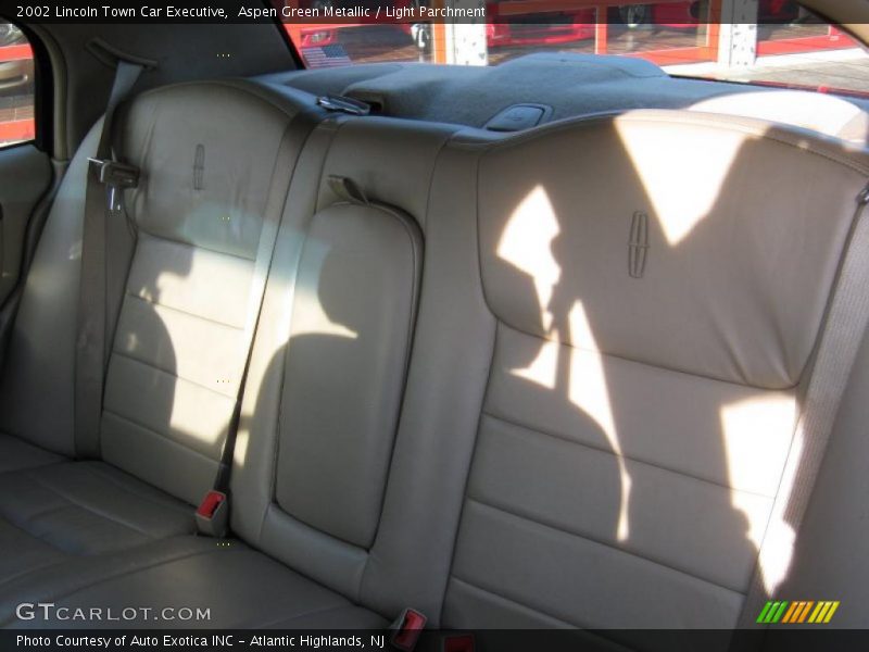 Aspen Green Metallic / Light Parchment 2002 Lincoln Town Car Executive