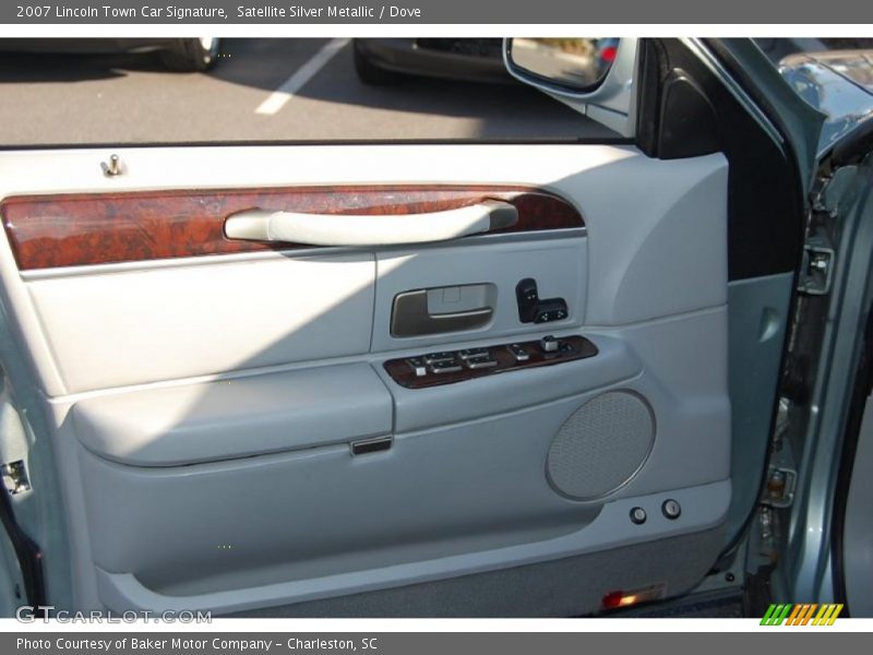 Satellite Silver Metallic / Dove 2007 Lincoln Town Car Signature