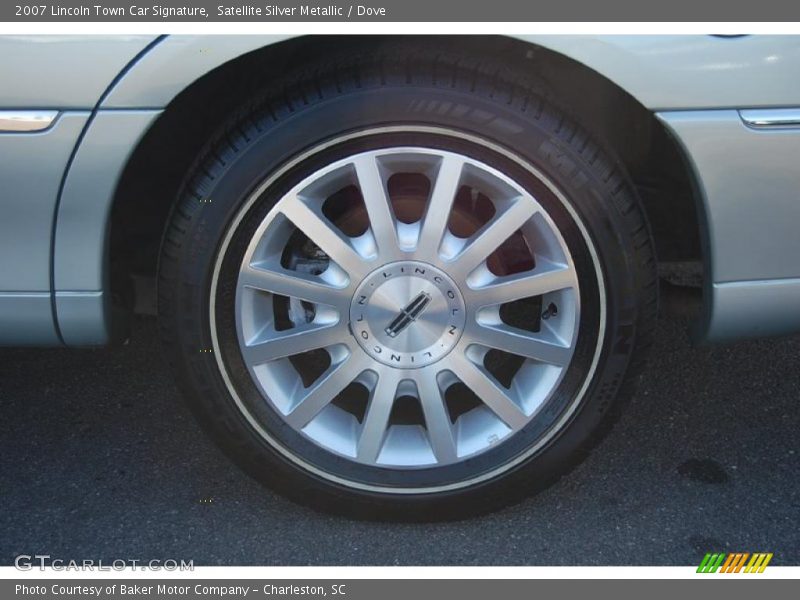 Satellite Silver Metallic / Dove 2007 Lincoln Town Car Signature