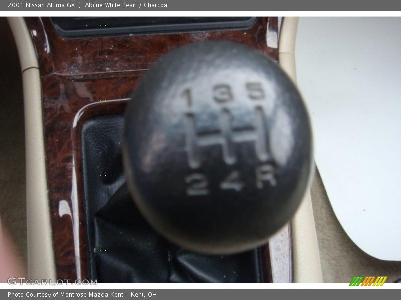 Alpine White Pearl / Charcoal 2001 Nissan Altima GXE
