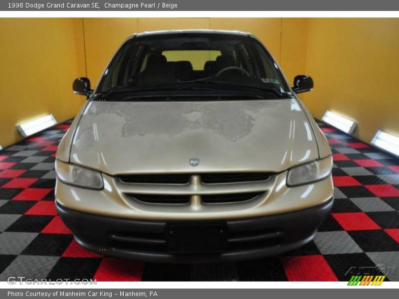 Champagne Pearl / Beige 1998 Dodge Grand Caravan SE