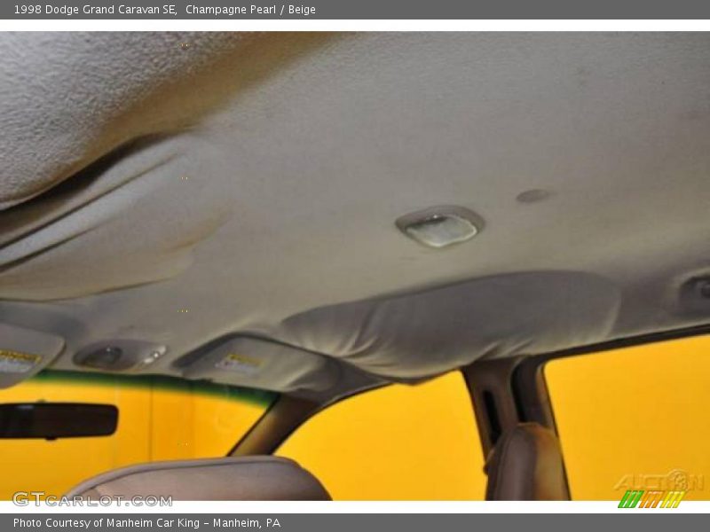 Champagne Pearl / Beige 1998 Dodge Grand Caravan SE