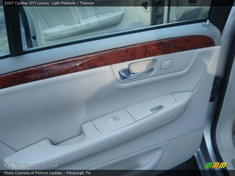 Light Platinum / Titanium 2007 Cadillac DTS Luxury