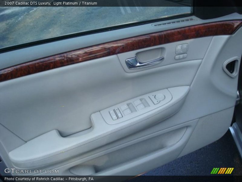 Light Platinum / Titanium 2007 Cadillac DTS Luxury
