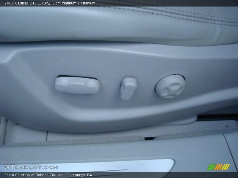 Light Platinum / Titanium 2007 Cadillac DTS Luxury