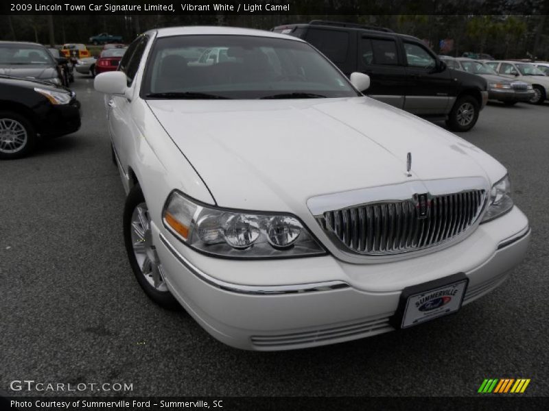 Vibrant White / Light Camel 2009 Lincoln Town Car Signature Limited