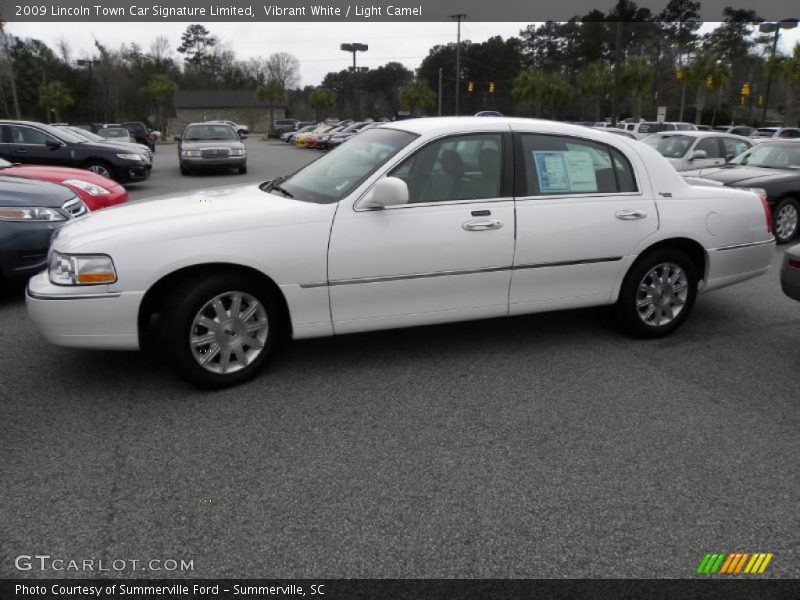 Vibrant White / Light Camel 2009 Lincoln Town Car Signature Limited