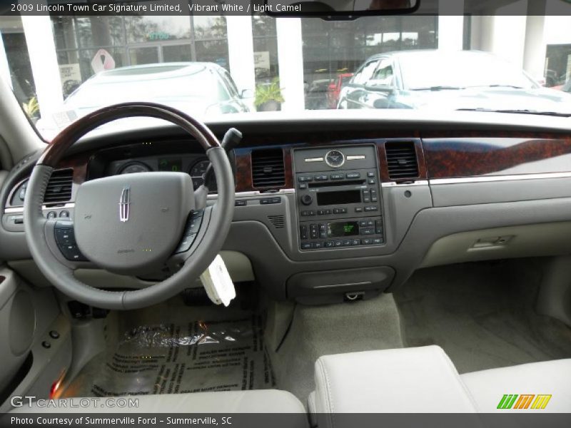 Vibrant White / Light Camel 2009 Lincoln Town Car Signature Limited
