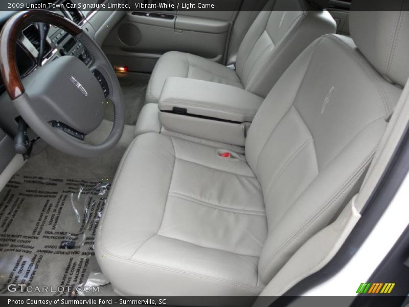 Vibrant White / Light Camel 2009 Lincoln Town Car Signature Limited