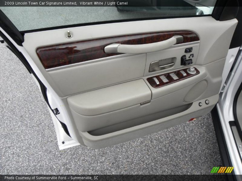 Vibrant White / Light Camel 2009 Lincoln Town Car Signature Limited