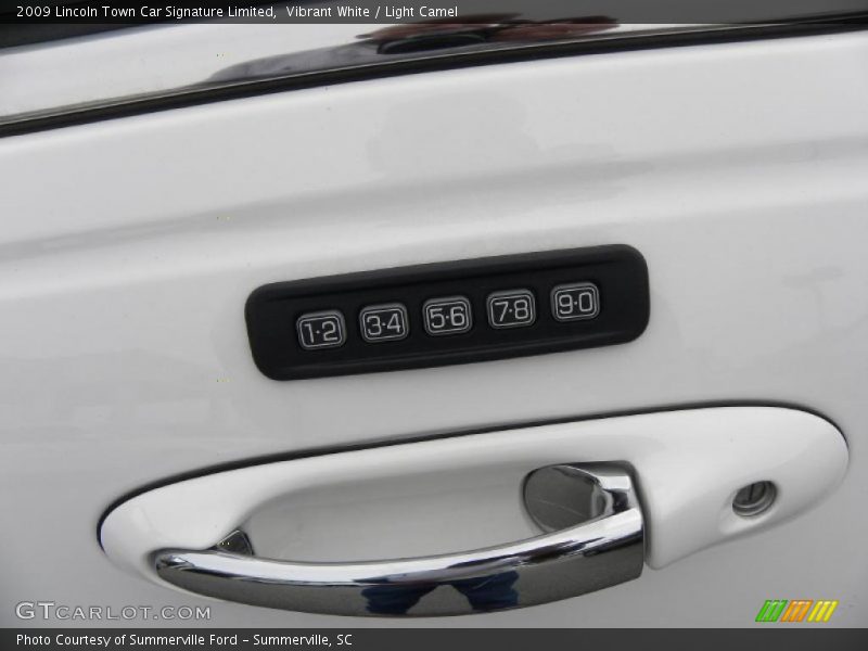 Vibrant White / Light Camel 2009 Lincoln Town Car Signature Limited