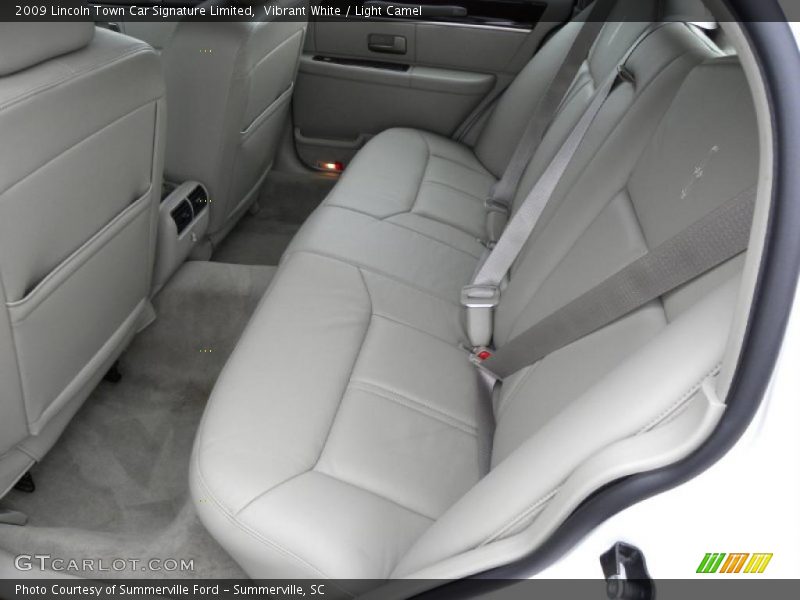 Vibrant White / Light Camel 2009 Lincoln Town Car Signature Limited