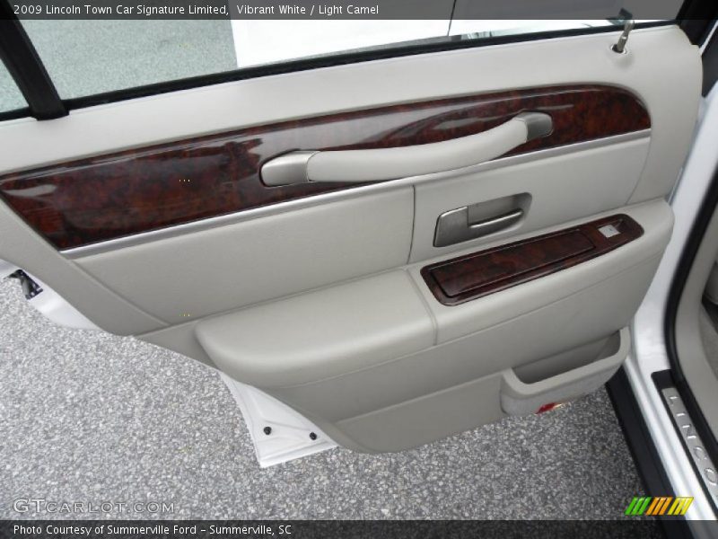 Vibrant White / Light Camel 2009 Lincoln Town Car Signature Limited