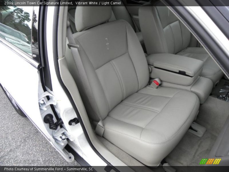 Vibrant White / Light Camel 2009 Lincoln Town Car Signature Limited