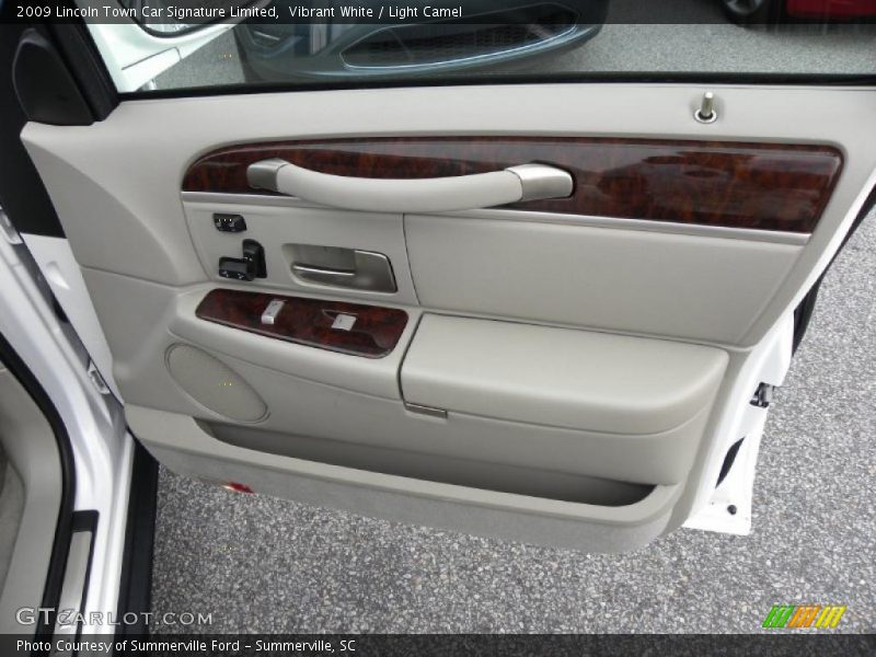 Vibrant White / Light Camel 2009 Lincoln Town Car Signature Limited