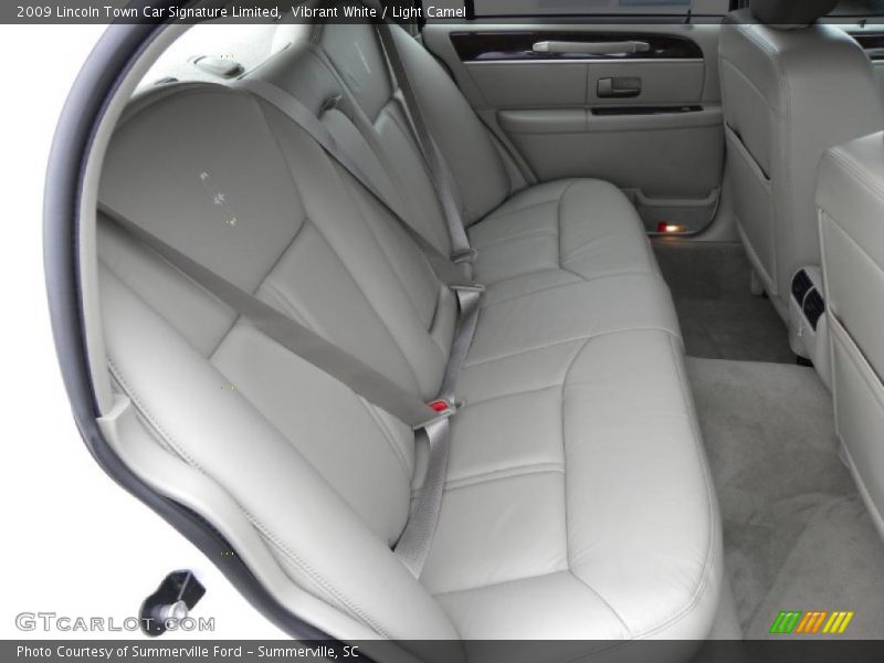 Vibrant White / Light Camel 2009 Lincoln Town Car Signature Limited
