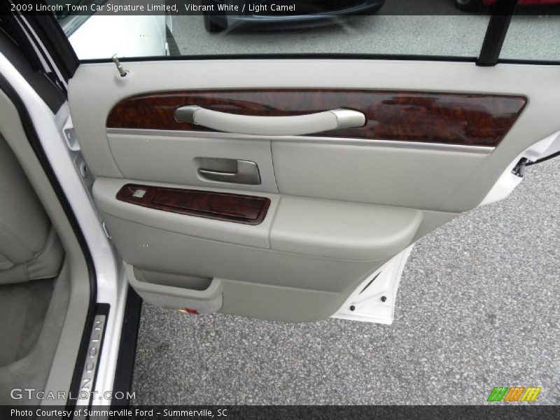 Vibrant White / Light Camel 2009 Lincoln Town Car Signature Limited