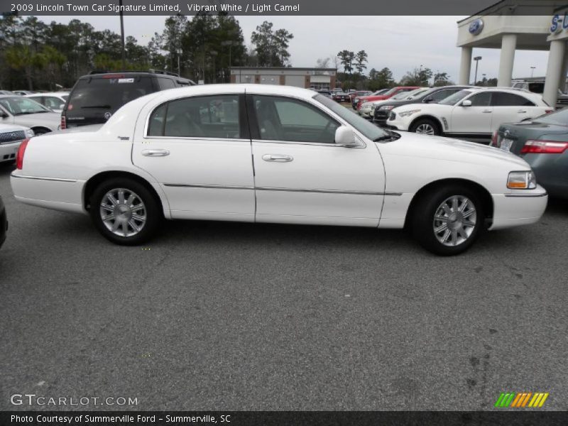 Vibrant White / Light Camel 2009 Lincoln Town Car Signature Limited
