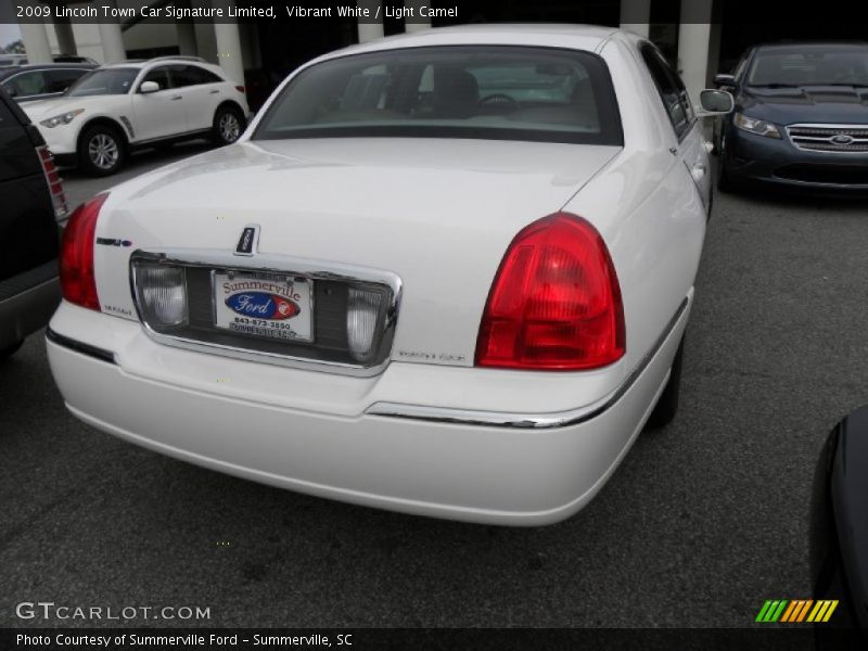 Vibrant White / Light Camel 2009 Lincoln Town Car Signature Limited