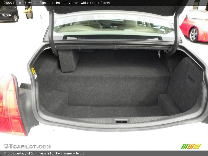 Vibrant White / Light Camel 2009 Lincoln Town Car Signature Limited