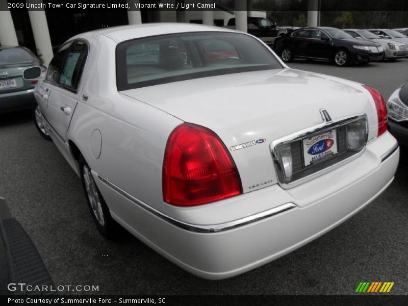 Vibrant White / Light Camel 2009 Lincoln Town Car Signature Limited