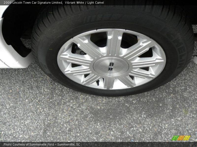 Vibrant White / Light Camel 2009 Lincoln Town Car Signature Limited