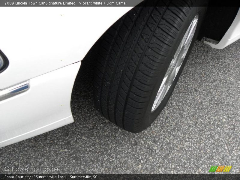 Vibrant White / Light Camel 2009 Lincoln Town Car Signature Limited