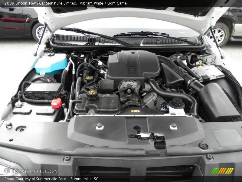 Vibrant White / Light Camel 2009 Lincoln Town Car Signature Limited