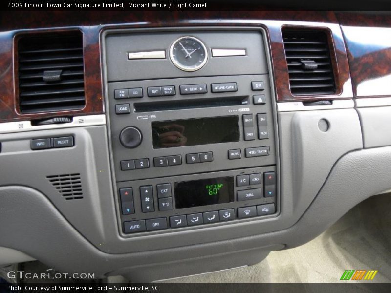 Vibrant White / Light Camel 2009 Lincoln Town Car Signature Limited