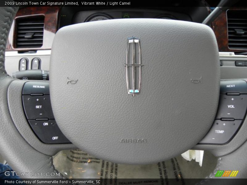 Vibrant White / Light Camel 2009 Lincoln Town Car Signature Limited