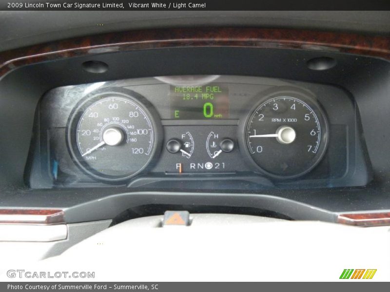 Vibrant White / Light Camel 2009 Lincoln Town Car Signature Limited