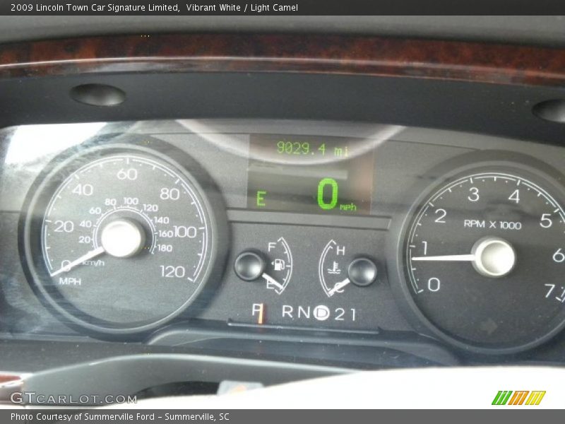 Vibrant White / Light Camel 2009 Lincoln Town Car Signature Limited