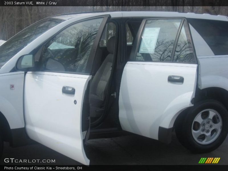 White / Gray 2003 Saturn VUE