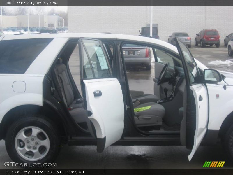 White / Gray 2003 Saturn VUE