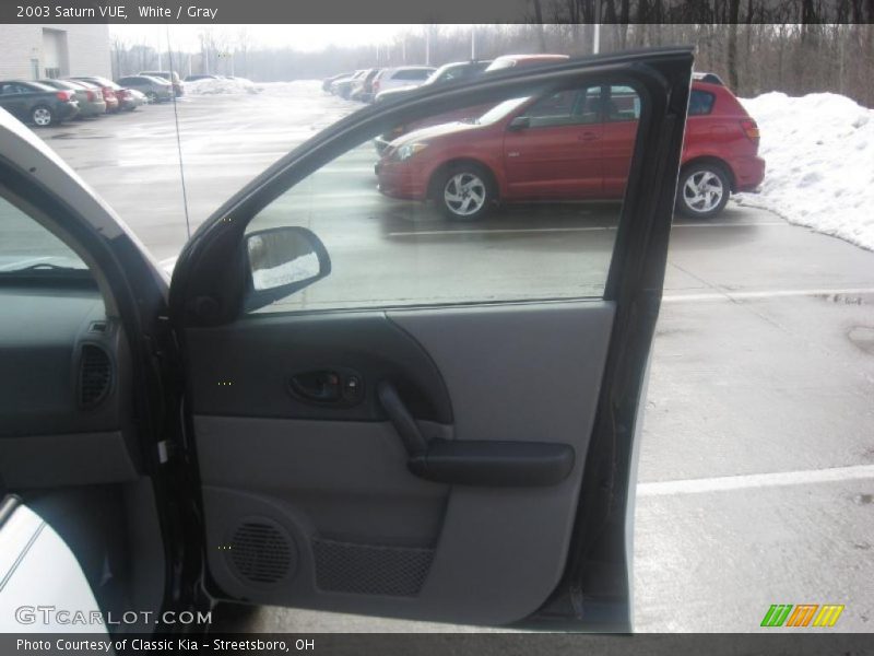 White / Gray 2003 Saturn VUE