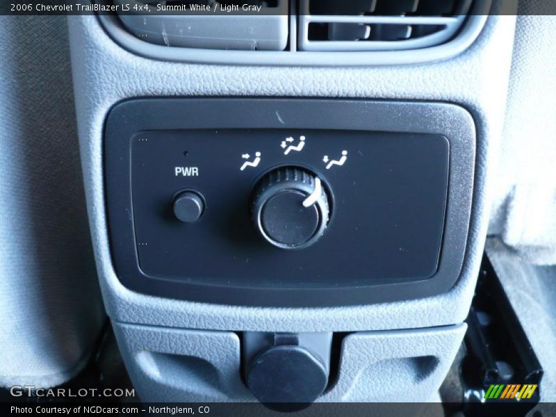 Summit White / Light Gray 2006 Chevrolet TrailBlazer LS 4x4