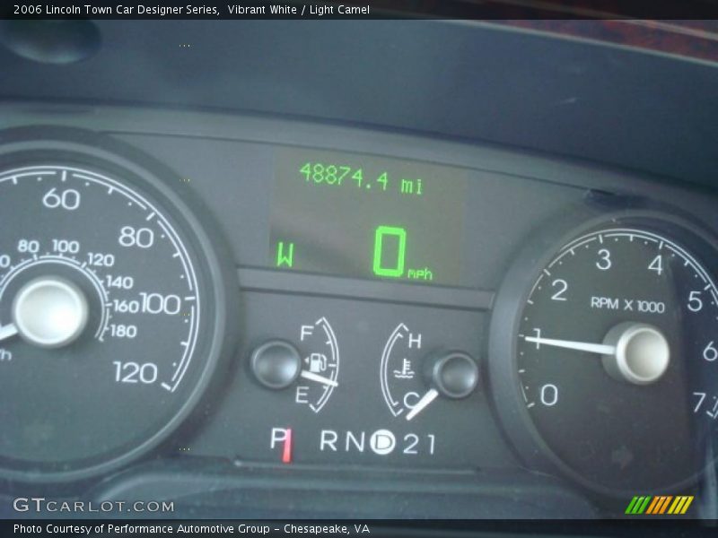 Vibrant White / Light Camel 2006 Lincoln Town Car Designer Series