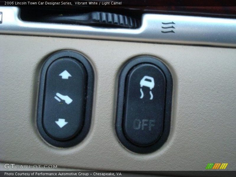 Vibrant White / Light Camel 2006 Lincoln Town Car Designer Series