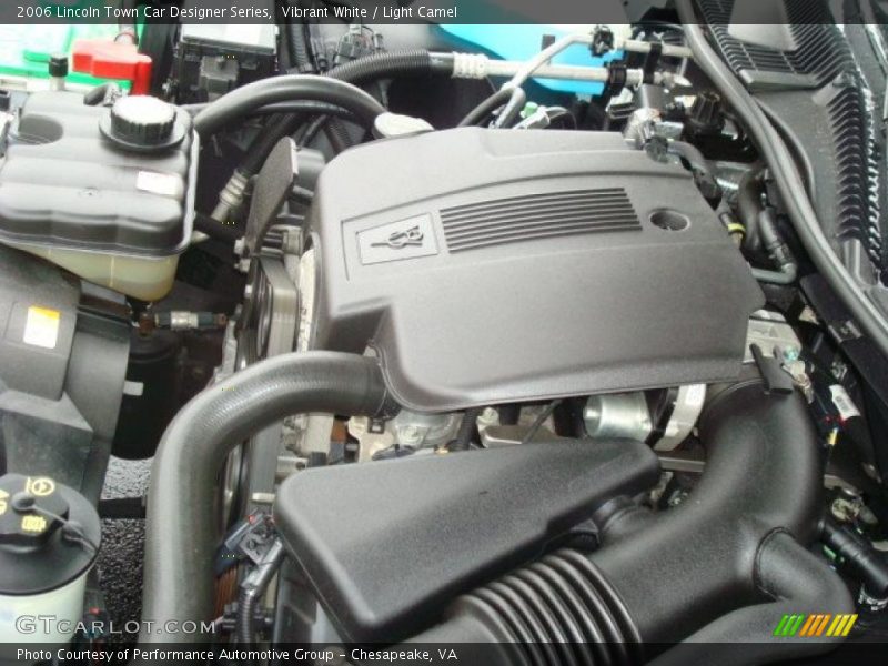 Vibrant White / Light Camel 2006 Lincoln Town Car Designer Series