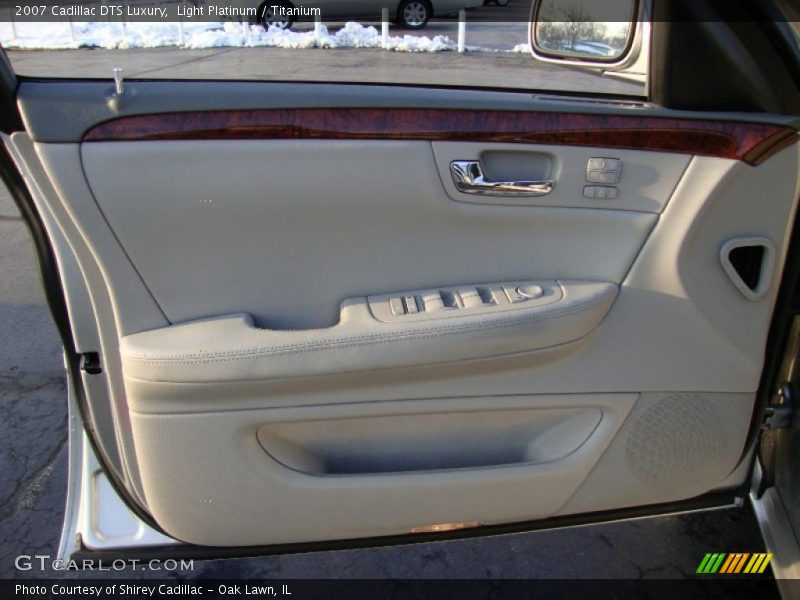 Light Platinum / Titanium 2007 Cadillac DTS Luxury