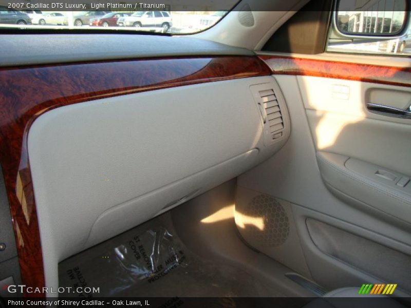 Light Platinum / Titanium 2007 Cadillac DTS Luxury
