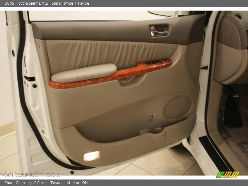 Super White / Taupe 2009 Toyota Sienna XLE