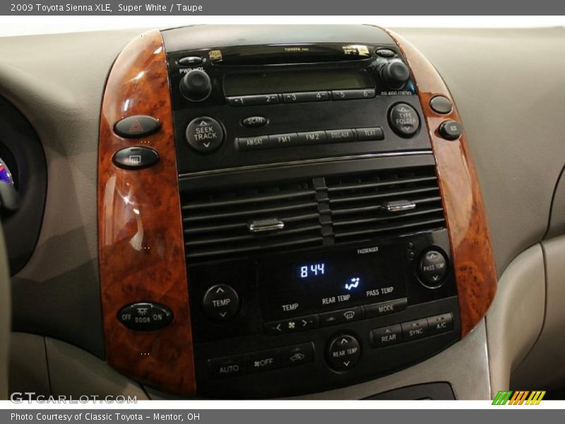 Super White / Taupe 2009 Toyota Sienna XLE