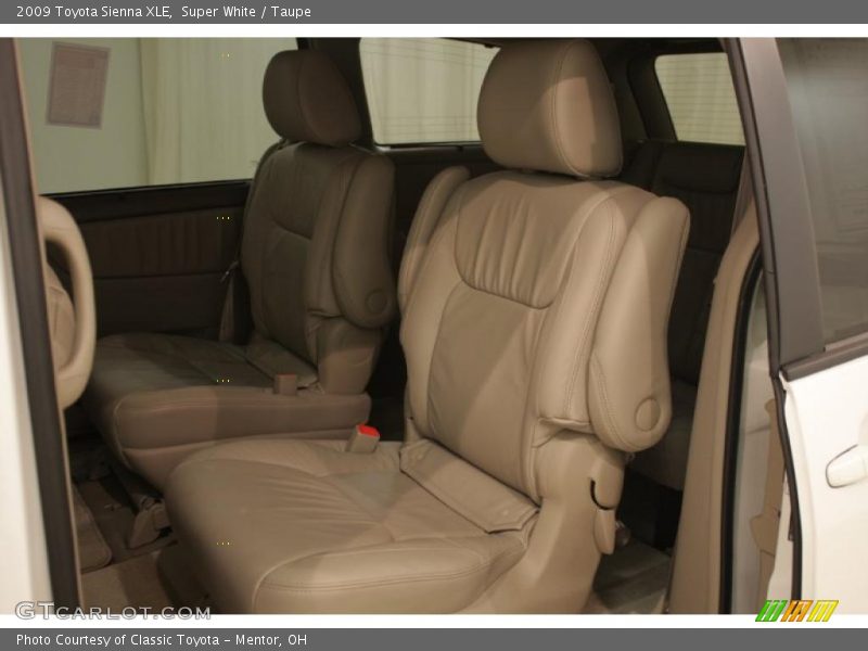 Super White / Taupe 2009 Toyota Sienna XLE