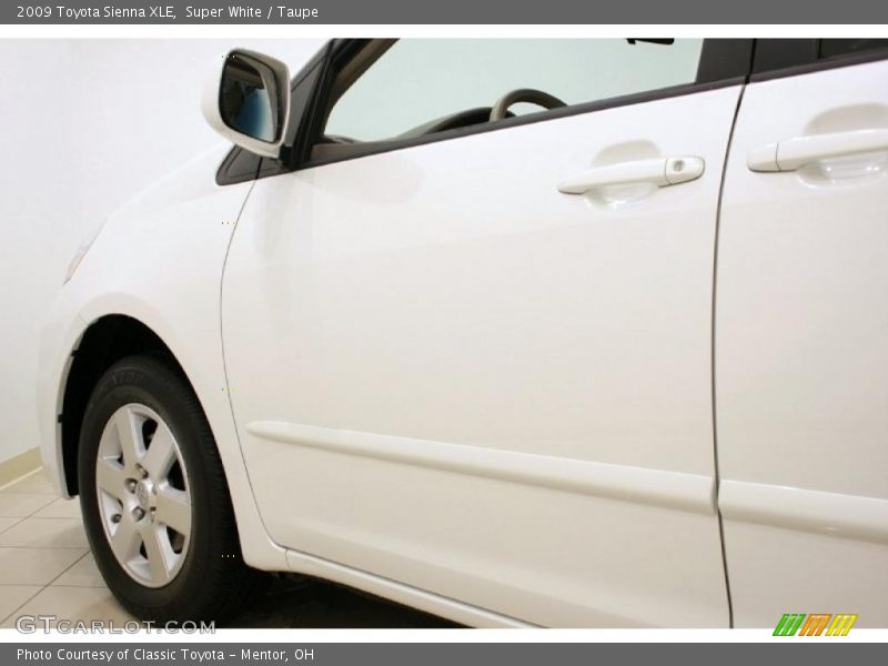 Super White / Taupe 2009 Toyota Sienna XLE