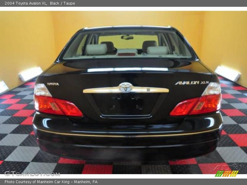 Black / Taupe 2004 Toyota Avalon XL