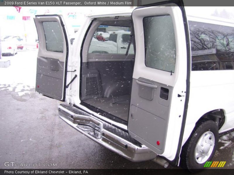 Oxford White / Medium Flint 2009 Ford E Series Van E150 XLT Passenger