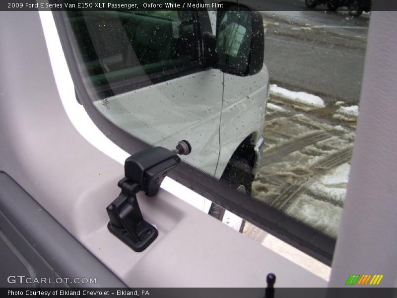Oxford White / Medium Flint 2009 Ford E Series Van E150 XLT Passenger